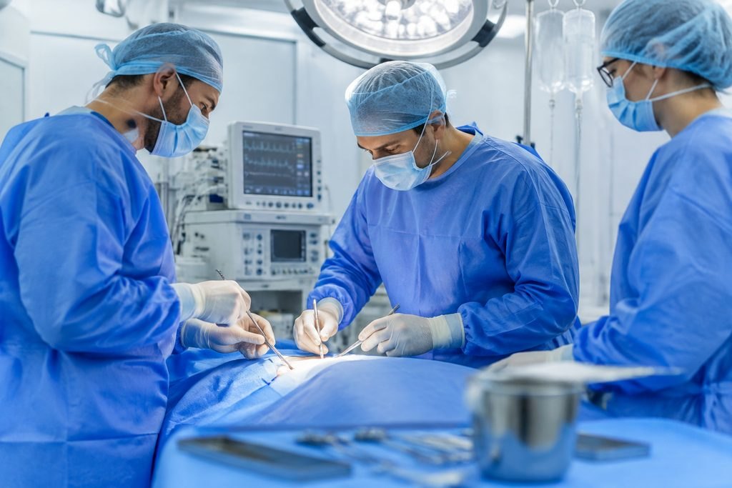Illustrative image: A surgical team performs an operation in an operating room, equipped with medical instruments and monitors.
